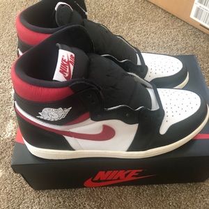 Jordan 1 Gym red